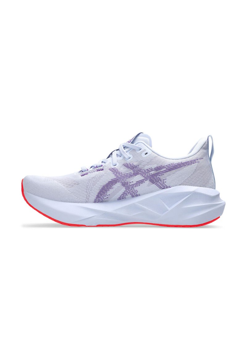 Baskets de course légères en maille blanche avec un design texturé, dotées d'un logo violet, d'une languette rembourrée et d'une semelle en caoutchouc rouge.