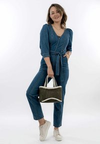 Denimmallsärk, millel on vormitud talje, puff-sleeves ja lukuga sulgemine. Oliivroheline käekott, millel on kreemjasfliisist äär ja kaks käepidet. Valged tennisetossud.