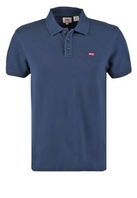 Granatowa koszulka polo wykonana z bawełny, z klasycznym kołnierzykiem, zapięciem na trzy guziki oraz małym czerwonym logo Levi's na lewej piersi.
