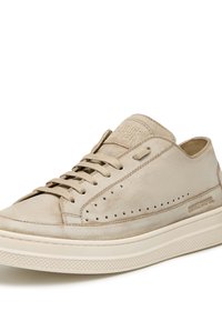 Sneaker in suede beige con una texture liscia, punta tonda, dettagli perforati e lacci piatti. Caratterizzano una suola in gomma testurizzata.