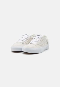 Zapatillas de ante blancas con cordones blancos y suelas de goma. Presenta una parte superior texturizada, puntera redondeada y sutiles detalles perforados en los laterales.
