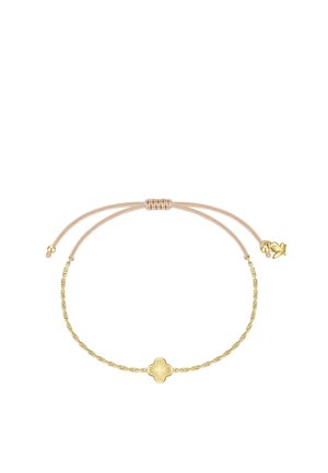 Justerbar armbånd i gyldent tone med en firkløver vedhæng på en fin kæde og beige snordele med små gyldne perler.