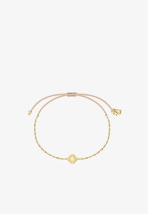 Justerbar armbånd i gyldent tone med en firkløver vedhæng på en fin kæde og beige snordele med små gyldne perler.