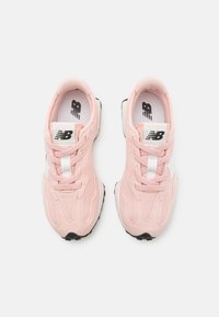 Baskets en mesh rose avec des lacets blancs et un logo, présentant un dessus texturé et une semelle extérieure en caoutchouc noir, conçues pour le confort et le soutien.
