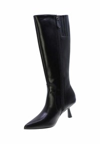 Stivale nero in pelle che arriva al ginocchio con punta a punta e tacco basso. Presenta una cerniera laterale e dettagli a coste verticali sulla parte superiore.