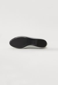 Svart gummi såle med en jevn grå overdel, med rund tå og subtile sømdetaljer. Minimalistisk design, rene linjer.