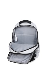 Zaino grigio e nero con un ampio interno, scomparti imbottiti, tessuto resistente e due tasche con zip per l'organizzazione.