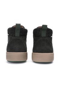 Botines de ante negros con un collar de lana texturizada, tirador verde y suela de goma marrón claro. Diseño simple sin patrones adicionales.