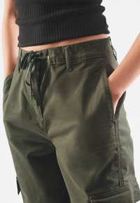Next PARACHUTE  - Reisitaskuhousut - khaki green