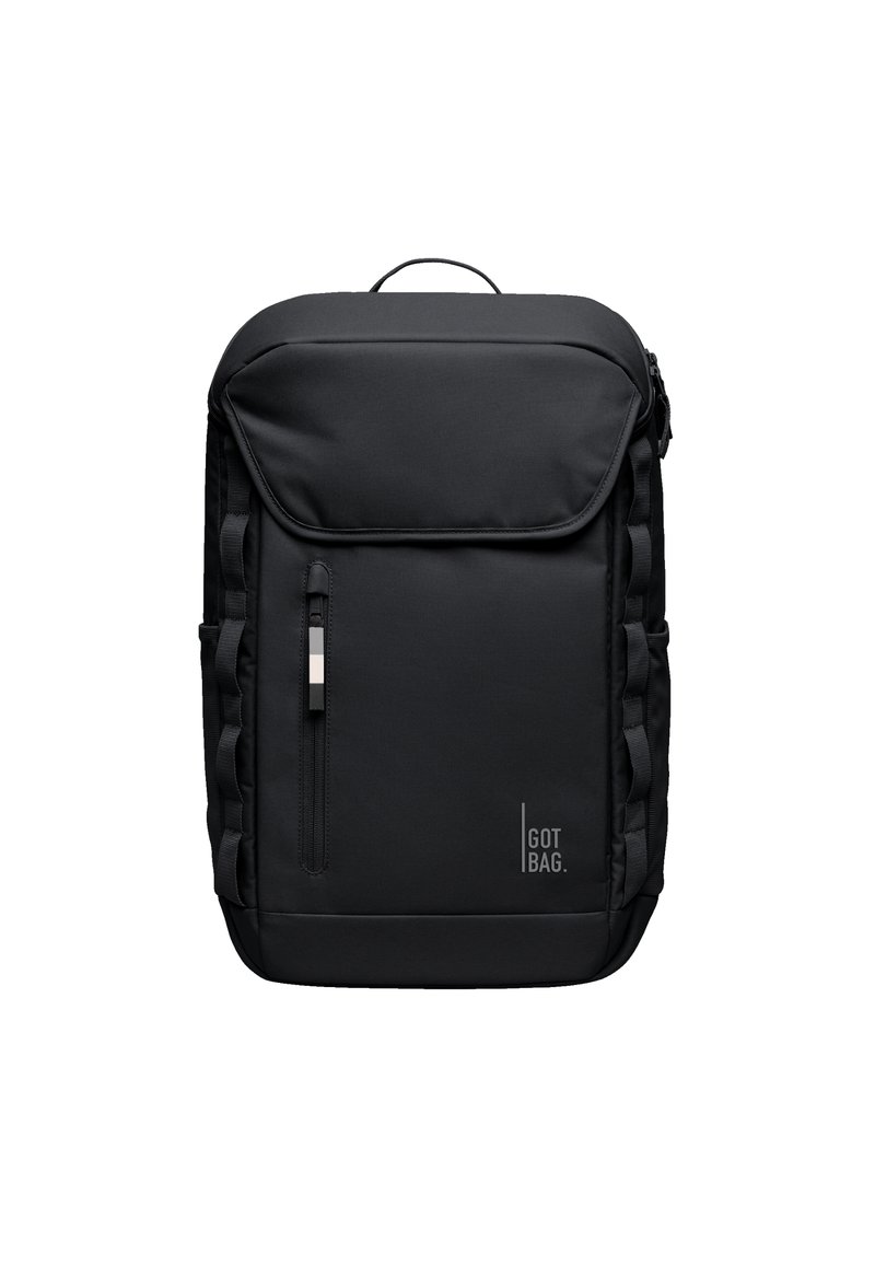 Svart ryggsäck i strukturerad tyg med en framfickan med dragkedja, sidoremmar och en logotyp. Har ett handtag upptill och vadderad baksida.