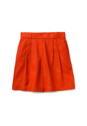 Czerwone szorty o luźnym kroju z wysokim stanem, z plisami, szlufkami na pasek i bocznymi kieszeniami, przedstawione na białym tle.