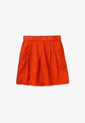 Shorts rouges taille haute, coupe ample, avec plis, passants pour ceinture et poches latérales, présentés sur fond blanc.