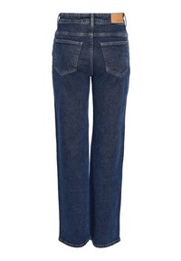 Tmavě modré džínové kalhoty s rovnými nohavicemi, s dvěma zadními kapsami a koženou nášivkou na pásku. Textura je hladká a matná.