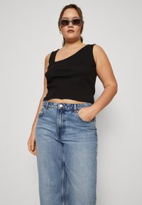 Vero Moda Curve VMRYLEE - Straight leg jeans - medium blue denim