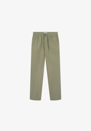 Oliivroheline, kerge kangast püksid elastse vöökoha, reguleeritava paelaga ja kahe külje taskuga; sirge jala disain.