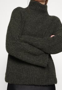Weekday Sweter