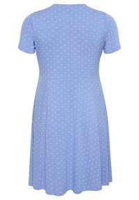 Lyhythihainen mekko vaaleansinisestä puuvillasta, jossa on valkoisia pisteitä, A-linjainen muotoilu, pyöreä kaula-aukko ja levenevä hame.