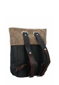 Mochila con parte superior de ante sintético marrón y cuerpo de mezclilla oscura. Incluye correas ajustables marrones y herrajes metálicos plateados para el cierre.