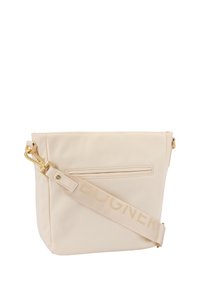 Beige skuldertaske med glat tekstur, guldfarvet hardware og en logo-præget justerbar rem. Har en lynlåslomme foran.