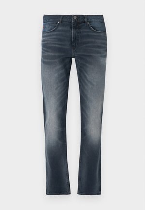 Donkerblauwe spijkerbroek met een rechte pasvorm, voorzien van een knoopsluiting in de taille, twee frontzakken en subtiele vervaging op de dijen en knieën.