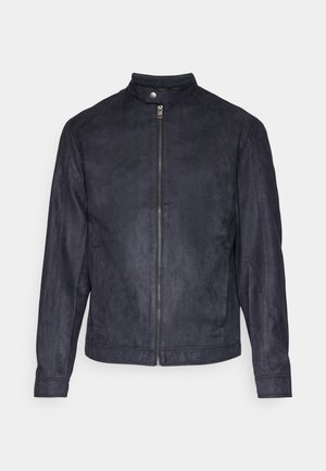 Giacca in suede blu navy con colletto alto, chiusura frontale con zip e maniche lunghe, dal texture liscio e design minimale.