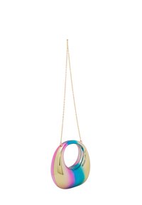 Holografisk taske med et glat, buet design, der har pink, blå og gyldne farver, forsynet med en delikat gylden kædetrøje.