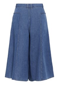 Culottes de mezclilla en azul medio con un ajuste relajado, pierna ancha, dos bolsillos traseros y detalle de costura visible a lo largo de las costuras.