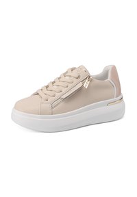Sneaker in pelle beige con design stringato, zip laterale, suola chiara e accento metallico sul tallone. Texture liscia su tutta la superficie.