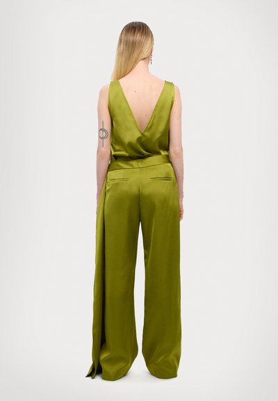 Oliven grønn sateng jumpsuit med V-rygg, vide ben og en tettsittende midje, som har to baklommer og en glatt overflate.