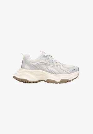 Zapatillas de malla de color gris claro con acentos crema, suela gruesa de color beige y detalles texturizados. Cuenta con cordones y lengüetas en el talón.