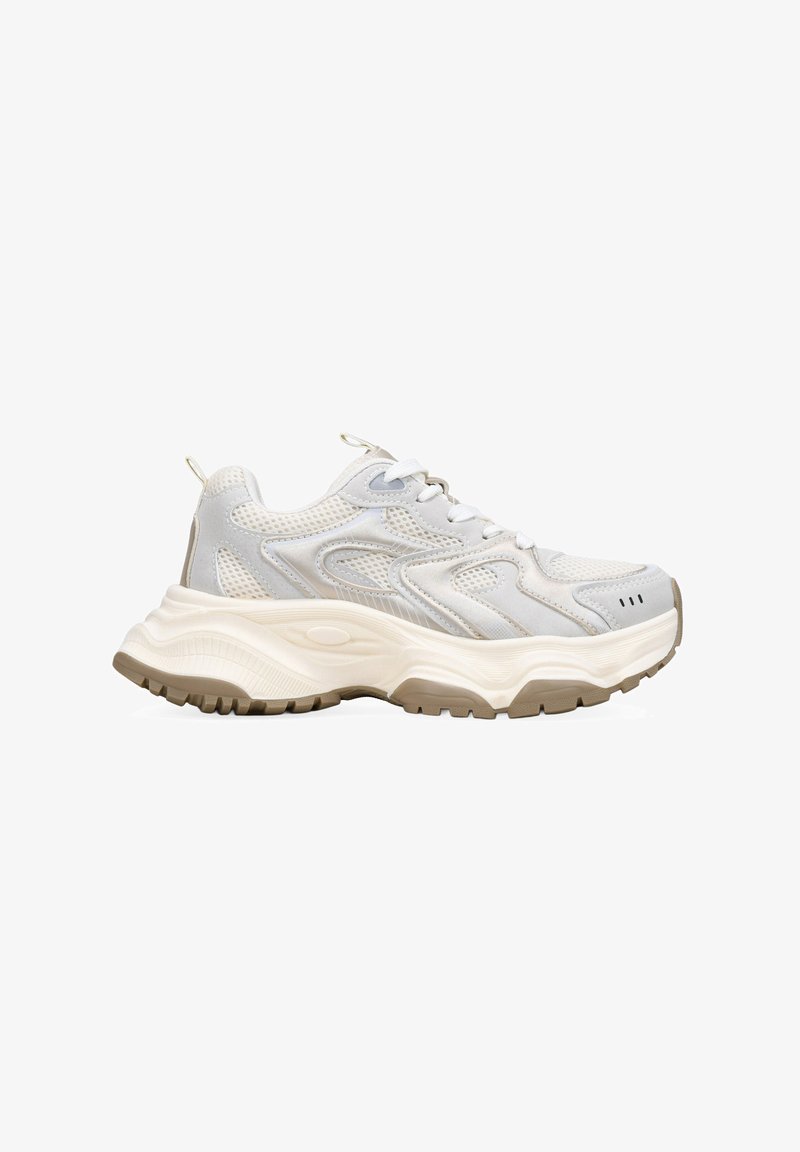 Zapatillas de malla de color gris claro con acentos crema, suela gruesa de color beige y detalles texturizados. Cuenta con cordones y lengüetas en el talón.