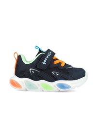 Zapatilla deportiva de color azul marino con parte superior de malla, cordones naranjas, acentos verdes y suela multicolor que se ilumina. Correa de Velcro para un ajuste seguro.
