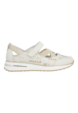 Sandale sneaker blanche avec des accents beige, présentant des sangles croisées, une fermeture Velcro et une tige imprimée texturée. Semelle plate en caoutchouc avec un détail argenté.