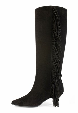 Stivale alto in suede nero con punta appuntita e dettagli frangiati lungo il lato esterno. Texture liscia, design aderente e forma affusolata.