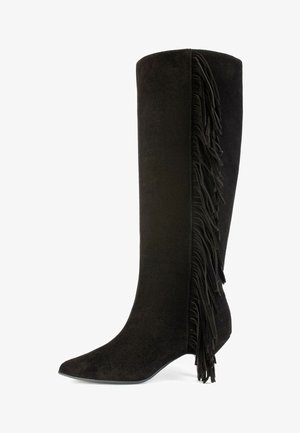 Fekete velúr, térd fölé érő csizma hegyes orral és frufrus díszítéssel a külső oldalon. Sima textúra, testhezálló forma, és kúpos kialakítás.