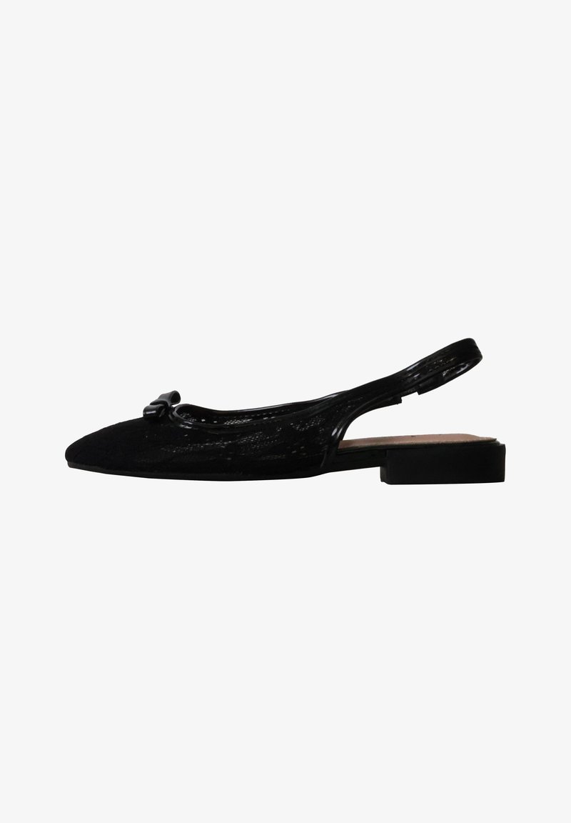 Chaussure plate slingback en cuir verni noir avec bout pointu et petit nœud à l'avant.