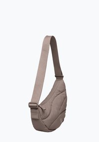 Bolso bandolera acolchado en taupe claro, con una superficie texturizada, correa ajustable y un diseño curvado distintivo con un sutil detalle del logo.