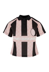 Črna in roza polo majica z gumbasto ovratnikom, črtastim dizajnom, logotipom in diskretnimi vzorci na teksturi blaga.