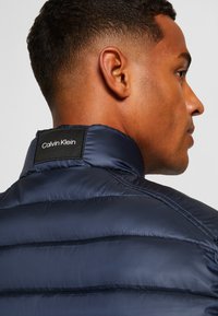 Calvin Klein SIDE LOGO VEST - Liemenė - calvin navy