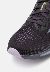 adidas Performance SUPERNOVA RISE - Chaussures de running sur route - aurora black/shadow violet/green spark