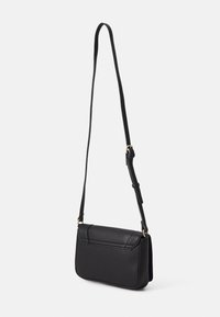 Czarna torba na ramię wykonana z fakturowanej sztucznej skóry, z klapą, regulowanym paskiem i złotymi akcentami metalowymi.
