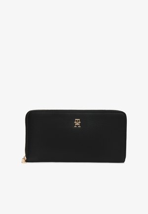 Portafoglio in pelle nera con zip che gira tutto intorno, con logo a doppia T in tono oro e cursore della cerniera in oro.