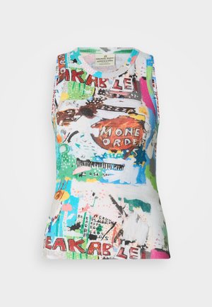 Top senza maniche a coste con una stampa grafica multicolore che include testo e design astratti. I colori predominanti sono blu, verde, rosso e giallo.