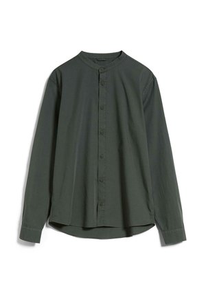 Chemise à manches longues vert foncé avec col mao et fermeture à boutons sur le devant, ourlet légèrement arrondi, posée à plat sur fond blanc.