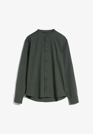 Tummanvihreä pitkähiha-paita, jossa on nauhakaulus ja edessä nappikiinnitys, hieman kaareva helma, aseteltu litteästi valkoiselle taustalle.