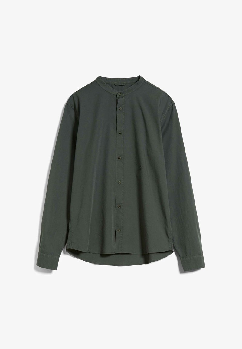 Chemise à manches longues vert foncé avec col mao et fermeture à boutons sur le devant, ourlet légèrement arrondi, posée à plat sur fond blanc.