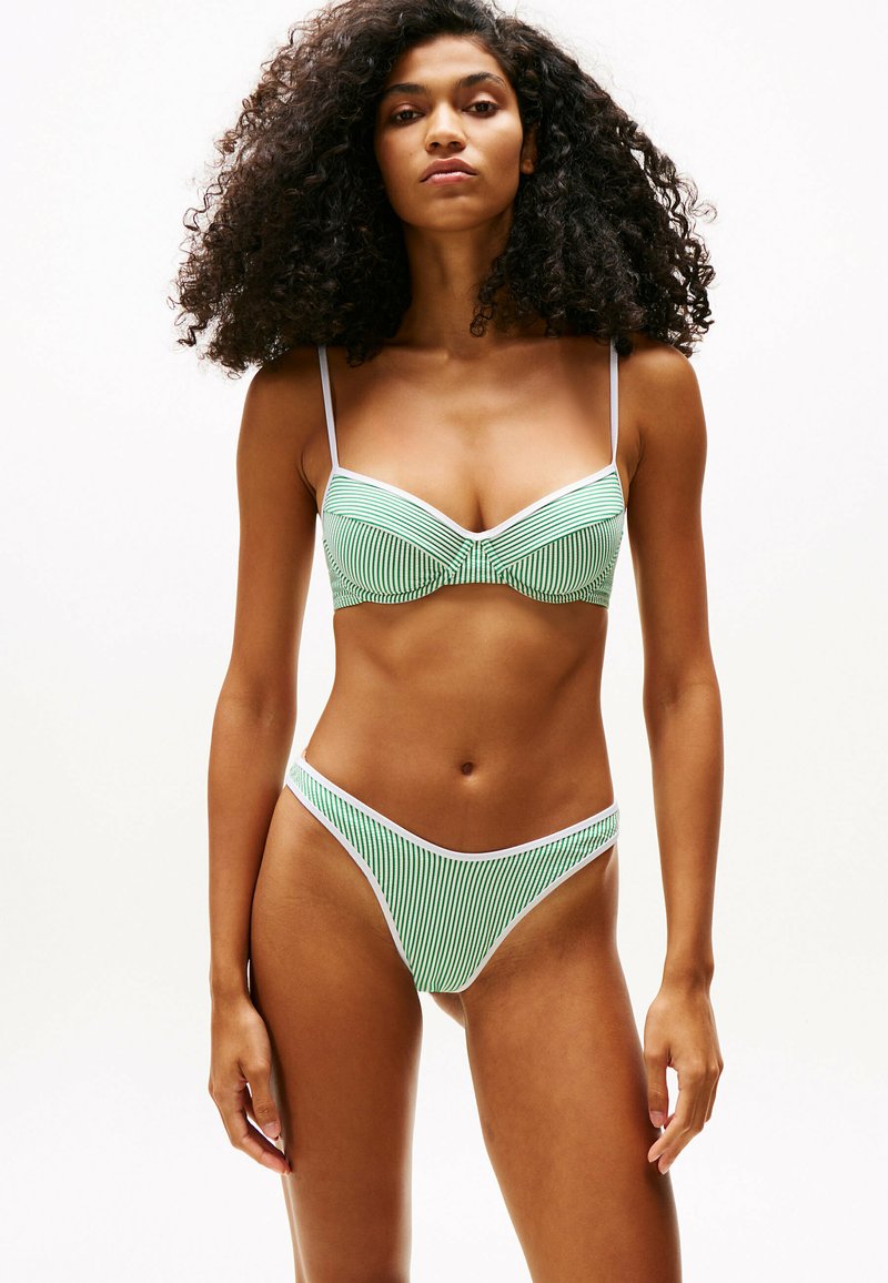 Zielony bikini w paski składający się z biustonosza z cienkimi ramiączkami oraz niskich majtek, oba z białymi detalami w wykończeniu.
