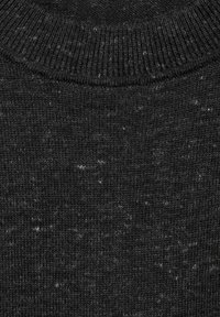 Tmavě šedý pletený svetr s texturovaným povrchem, zdobený žebrovaným výstřihem a světlými tečkami pro větší vizuální zajímavost.