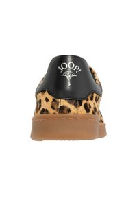 Sneaker con stampa leopardata e tallone in pelle nera, con logo "JOOP!" e suola in gomma marrone chiaro. Dettaglio con superficie testurizzata.