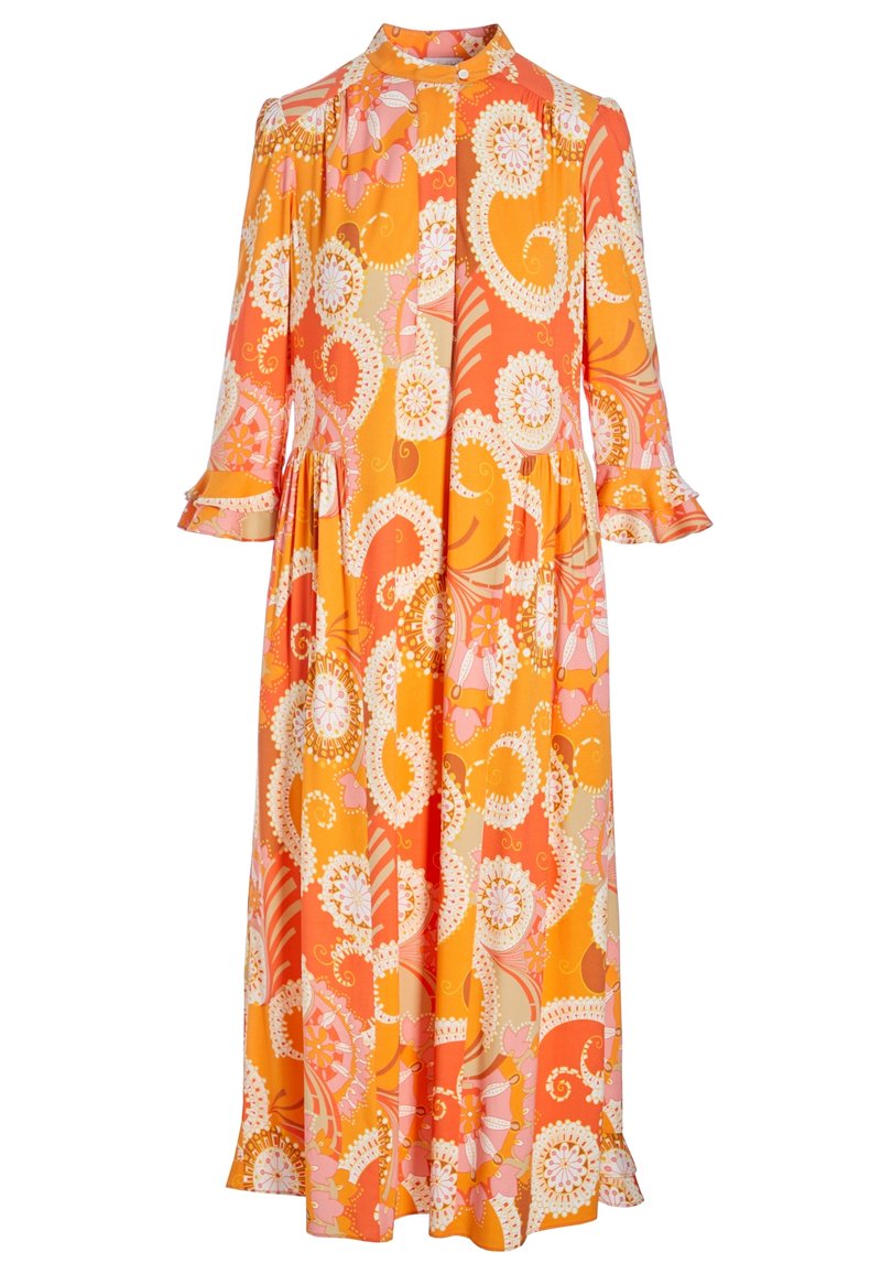 Robe longue avec manches 3/4 et poignets froncés, présentant un motif floral paisley orange et rose et un col montant avec boutons.